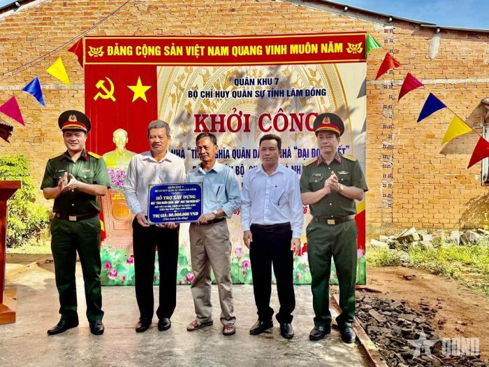 Khởi công xây dựng nhà “Tình nghĩa quân dân” tại xã Đạ Huoai 3.