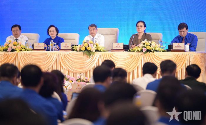 Thủ tướng Lê Minh Hưng, Phó thủ tướng Phạm Thị Thanh Trà cùng lãnh đạo các bộ, ngành đối thoại với thanh niên. 