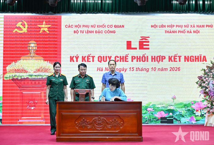 Đại diện các hội phụ nữ khối Cơ quan Bộ tư lệnh Binh chủng Đặc công và Hội Liên hiệp Phụ nữ xã Nam Phù ký biên bản quy chế phối hợp. 