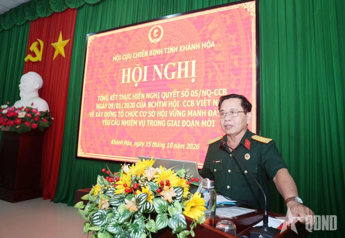 Đại tá Nguyễn Minh Hùng, Phó chủ tịch Hội CCB tỉnh Khánh Hòa trình bày báo cáo tổng kết.