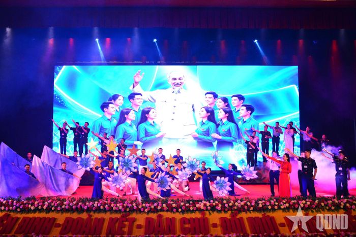 Tiết mục hát múa của học viên lớp bồi dưỡng và đội văn nghệ Trường Sĩ quan Chính trị.