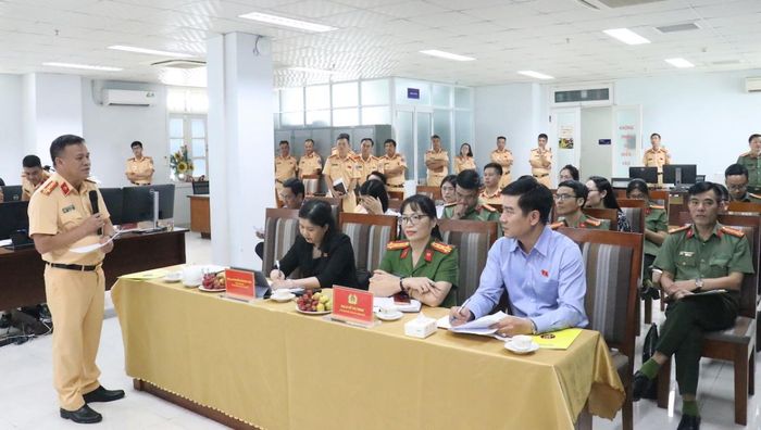 Đại tá Phan Thanh Hồng - Trưởng Phòng CSGT báo cáo tình hình vận hành hệ thống camera giám sát, kết quả phát hiện, xử lý vi phạm với Đoàn công tác.