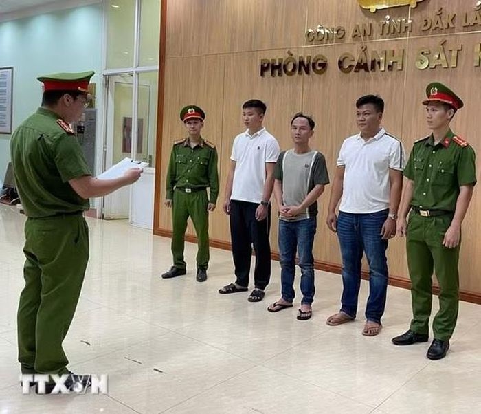 Cơ quan CSĐT Công an tỉnh Đắk Lắk khởi tố các bị can sản xuất, buôn bán phân bón giả.