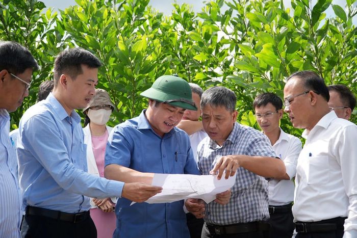 Đoàn lãnh đạo thành phố đi kiểm tra một số công trình, dự án.