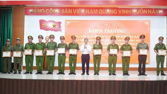 Lãnh đạo phường An Khê trao khen thưởng cho các tập thể, cá nhân có thành tích trong đợt cao điểm phòng, chống ma túy.