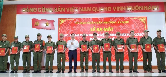 Chủ tịch UBND phường An Khê Ngô Ngọc Hậu trao quyết định thành lập 43 Tổ bảo vệ ANTT ở cơ sở.