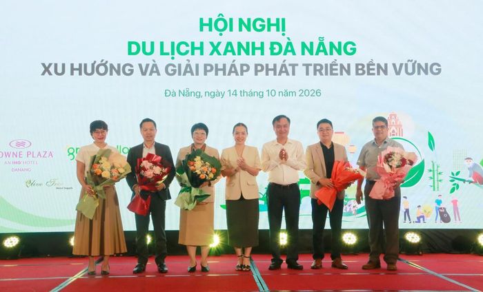 Sở Văn hóa, Thể thao và Du lịch TP Đà Nẵng tặng hoa cảm ơn các cơ quan, đơn vị có nhiều đóng góp, ý tưởng hiệu quả cho du lịch xanh Đà Nẵng.