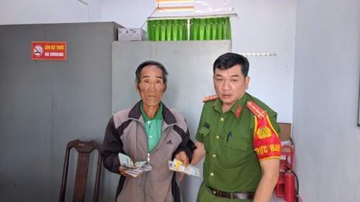 Cán bộ Công an xã Ia Ko trao trả tài sản cho ông Long.