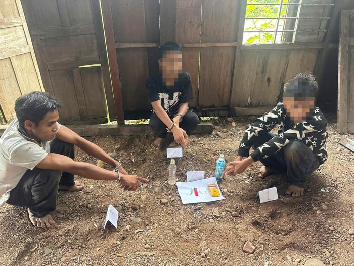 3 “con nghiện” bị phát hiện trong căn nhà hoang.