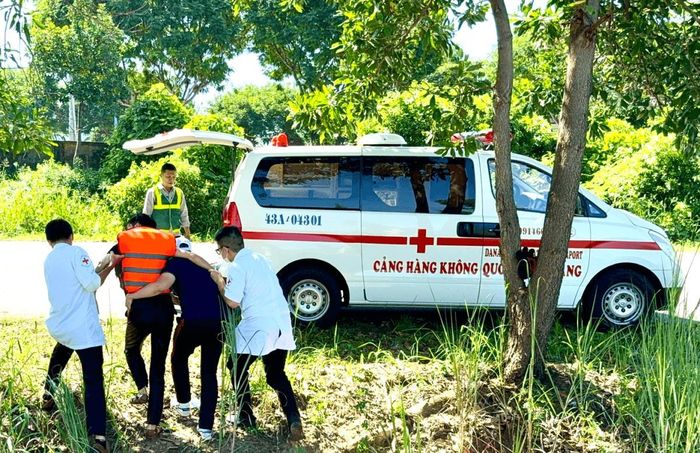 Lực lượng CNCH nhanh chóng đưa người bị nạn đến xe cấp cứu để vận chuyển đến cơ sở y tế gần nhất theo đúng quy trình.