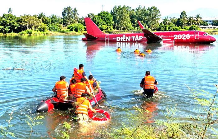 Lực lượng CNCH nhanh chóng tiếp cận chiếc máy bay gặp sự cố.