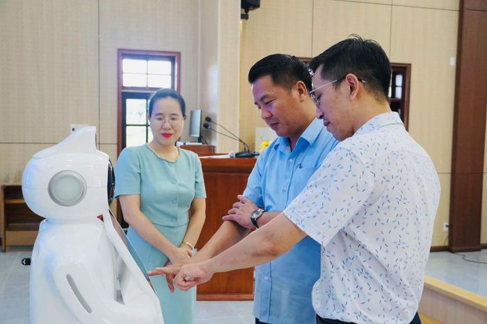 Xã Đại Lộc ra mắt, thử nghiệm robot lễ tân tích hợp nền tảng nhân viên AI MISA AgentWork.