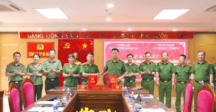 Phòng CSCĐ Công an TP và Trung đoàn CSCĐ số 5 ký biên bản ghi nhớ trong công tác bảo đảm an ninh, trật tự trên địa bàn thành phố Đà Nẵng
