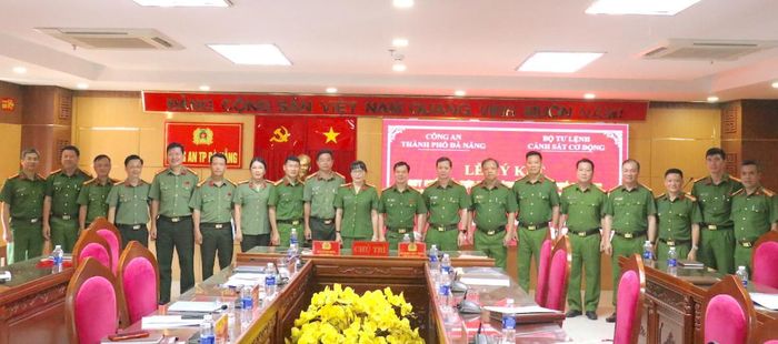 Hai đơn vị chụp ảnh lưu niệm