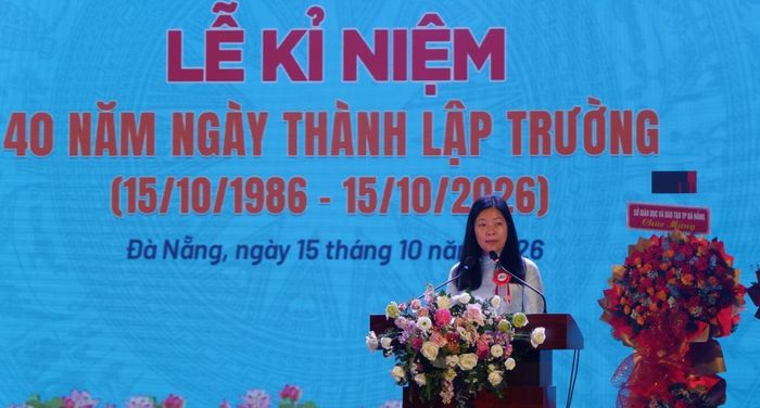 Giám đốc Sở GD-ĐT TP Đà Nẵng Lê Thị Bích Thuận phát biểu tại Lễ kỷ niệm. Ảnh: P.T