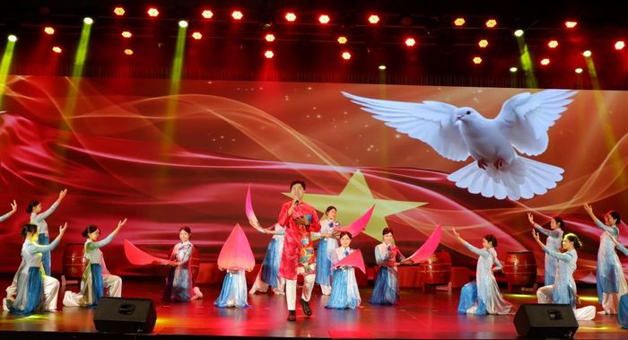 Văn nghệ chào mừng 40 năm thành lập trường THPT chuyên Lê Quý Đôn. Ảnh: P.T