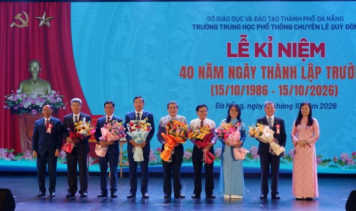 Trường THPT chuyên Lê Quý Đôn tri ân các thế hệ lãnh đạo nhà trường qua các thời kỳ. Ảnh: P.T