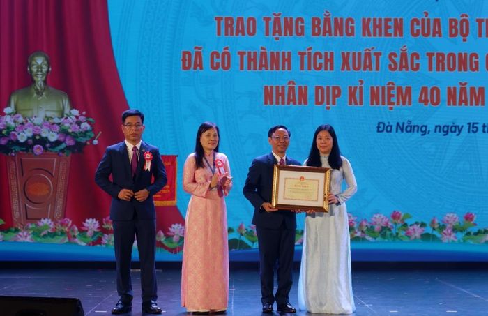 Giám đốc Sở GD-ĐT TP Đà Nẵng trao Bằng khen của Bộ GD-ĐT cho tập thể Trường THPT chuyên Lê Quý Đôn. Ảnh: P.T
