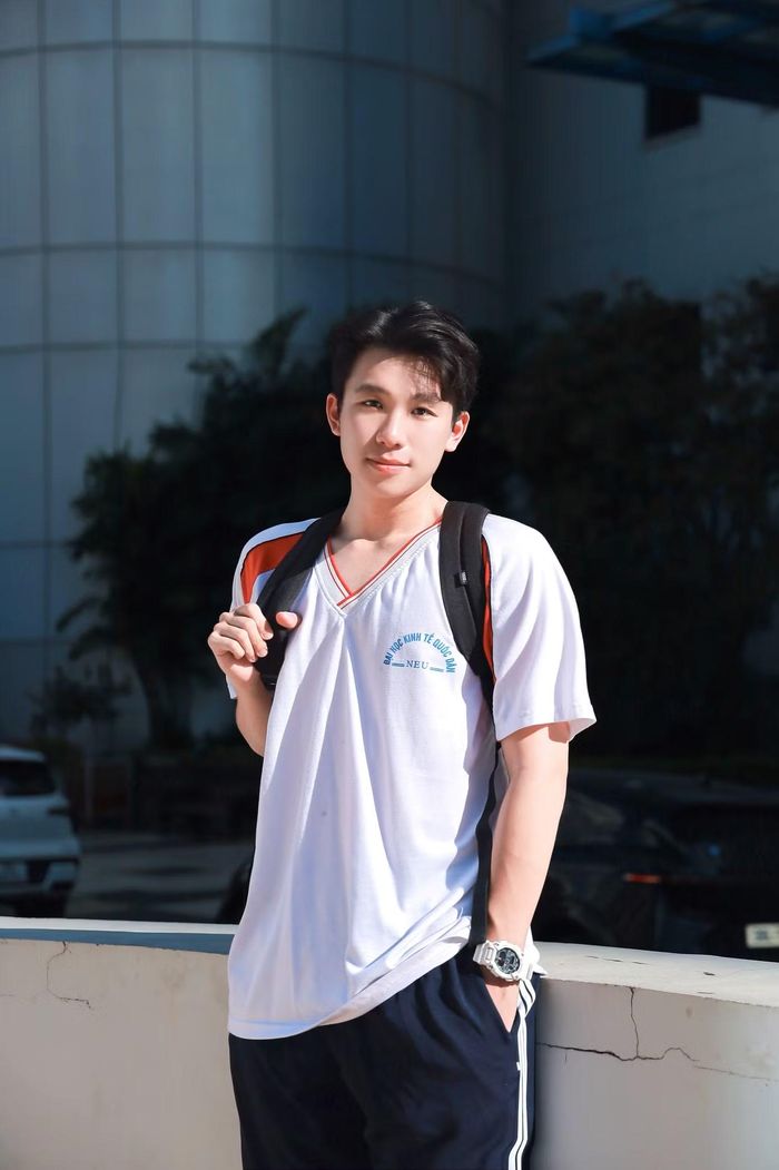 Tạ Nhật Minh (năm thứ ba, chuyên ngành Luật Kinh tế) đồng thời theo học song ngành Marketing tại ĐH Kinh tế Quốc dân.
