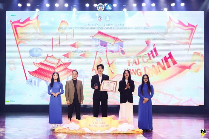 Nhật Minh (thứ ba, từ trái sang) được công nhận danh hiệu "Sinh viên 5 tốt cấp Thành phố năm 2025, tại lễ tuyên dương ngày 9/1/2026.