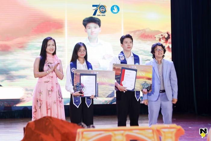 Nhật Minh (thứ hai, từ bên phải sang) đạt danh hiệu Quý quân Cuộc thi “Thủ lĩnh Sinh viên NEU 2026”.
