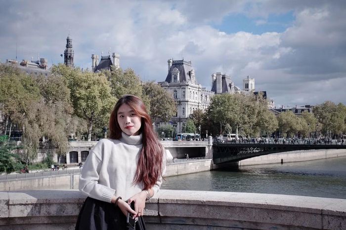 Tạ Mai Chi đang du học tại Pháp.