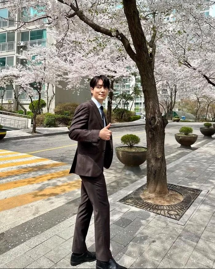Mọi thứ vốn hiếm khi thay đổi, nhưng rồi mọi chuyện bắt đầu khác đi. Eun Tae (Lee Jun Yuk), một nhân viên văn phòng bình thường đang cảm thấy kiệt quệ vì những gì xảy ra với mình. Từ công việc cho đến các mối quan hệ, cuộc sống của anh chỉ toàn là sự tẻ nhạt. Bất ngờ thay, anh trúng xổ số và nhận được khoản tiền 1,3 tỷ won. Dù đây là một số tiền lớn, nhưng thực tế là nó thậm chí chẳng đủ để anh mua nổi một ngôi nhà tại Seoul. Sau khi cân nhắc kỹ lưỡng, anh quyết định vẫn tiếp tục sống như trước, nhưng với một tâm thế khác biệt đôi chút, bởi giờ đây anh đã có một "chỗ dựa an toàn" để tin cậy.