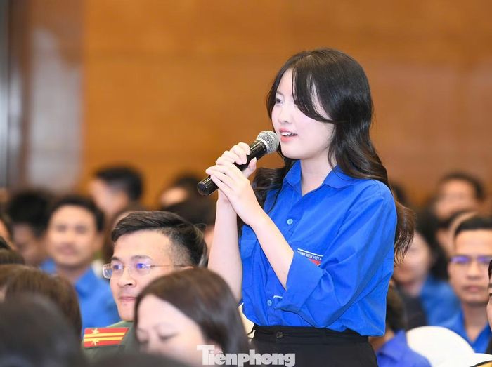 Khổng Yến Chi (chuyên ngành Kinh tế đầu tư, Học viện Ngân hàng) đặt câu hỏi tại chương trình.