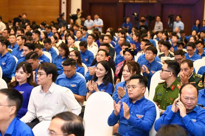 Các đại biểu tham dự chương trình.