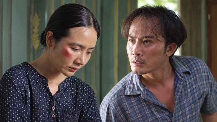 Phân cảnh bạo hành trong "Căn nhà không mái che" gây tranh luận dữ dội.