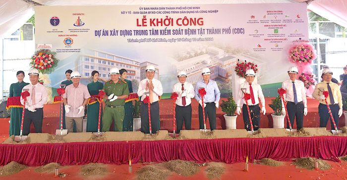  Các đại biểu thực hiện nghi thức động thổ. QUANG HUY 