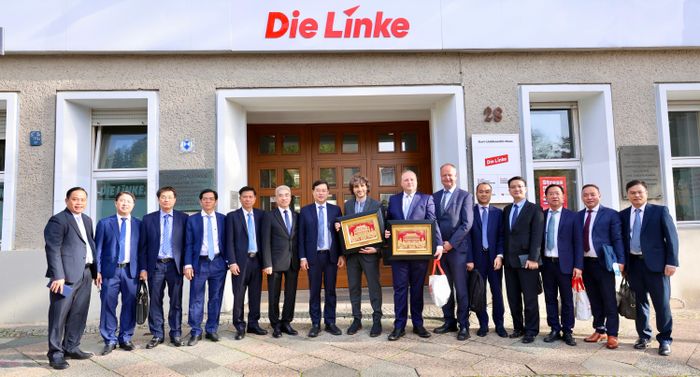  Đoàn đại biểu TPHCM có cuộc làm việc với Phó Chủ tịch Đảng Cánh Tả Die Linke Ates Gürpinar. Ảnh: THU HẰNG 