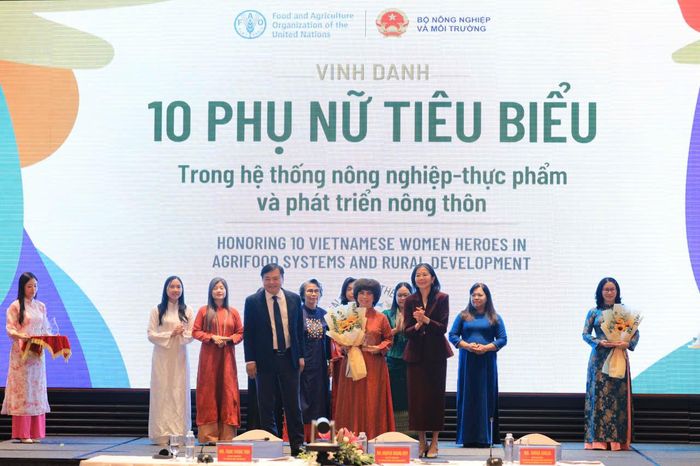  Trong khuôn khổ Hội nghị, 10 phụ nữ tiêu biểu có đóng góp cho nông nghiệp, hệ thống nông nghiệp – thực phẩm và phát triển nông thôn được tôn vinh. Ảnh: NGUYỄN THUỶ 