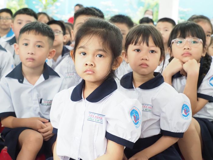  Học sinh Trường Tiểu học - THCS Tân Định chăm chú xem phim phóng sự về chuồng cọp và các hình thức tra tấn tù đày chính trị dã man tại Nhà tù Côn Đảo 