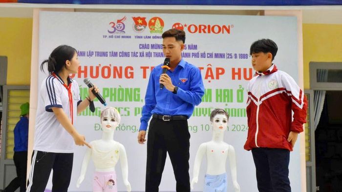  Anh Đặng Quốc Hưng (giữa) tập huấn kỹ năng phòng chống xâm hại ở trẻ em tại tỉnh Lâm Đồng. ﻿Ảnh: NVCC 