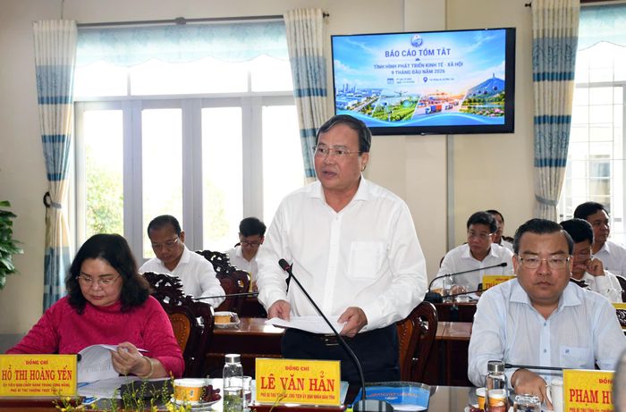 Chủ tịch UBND tỉnh Tây Ninh Lê Văn Hẳn báo cáo tình hình phát triển kinh tế-xã hội địa phương tại buổi làm việc