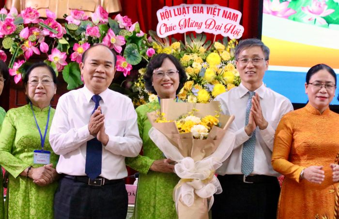  Đồng chí Trần Văn Bảy, Phó Chủ tịch UBND TPHCM tặng hoa chúc mừng Hội Luật gia TPHCM 