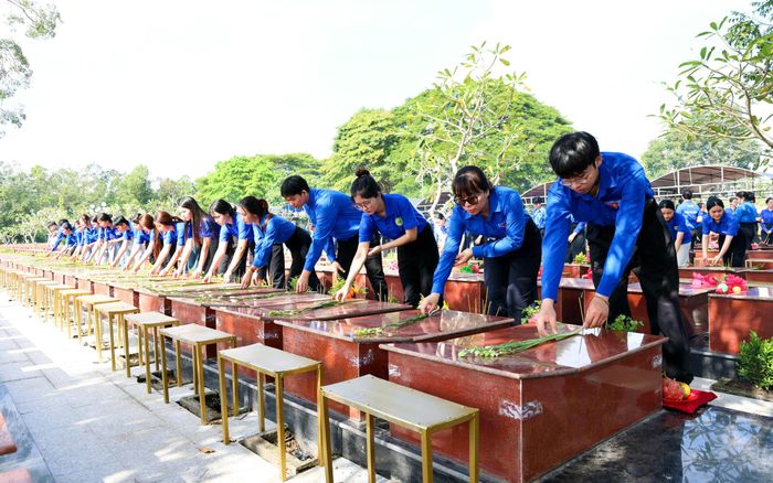 Thế hệ trẻ TP Cần Thơ bày tỏ tri ân trước phần mộ của các Anh hùng liệt sĩ