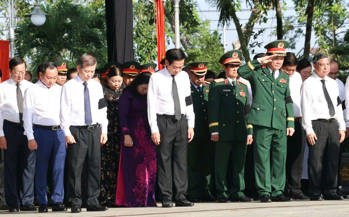 Đại biểu mặc niệm trước anh linh các Anh hùng liệt sĩ