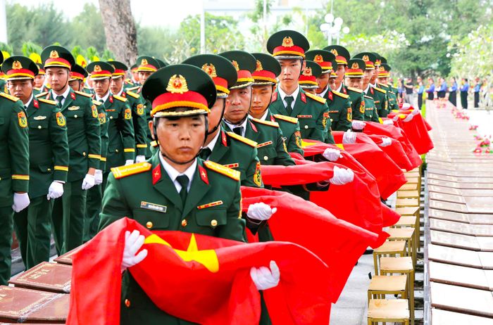 Các chiến sĩ thực hiện nghi thức an táng hài cốt liệt sĩ tại Nghĩa trang Liệt sĩ TP Cần Thơ