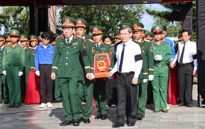 Đồng chí Lê Minh Trí, Trưởng Ban Nội chính Trung ương thực hiện nghi thức an táng hài cốt liệt sĩ