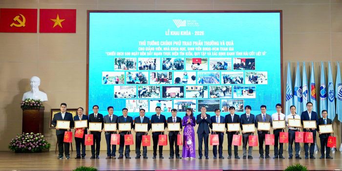  Thủ tướng Chính phủ Lê Minh Hưng và Giám đốc ĐHQG TPHCM Nguyễn Thị Thanh Mai trao quà tặng cho các cá nhân tham gia Chiến dịch 500 ngày đêm tại Lễ Khai khóa ĐHQG TPHCM năm 2026. PGS-TS Lê Văn Anh Cường (thứ 8 từ trái qua). 