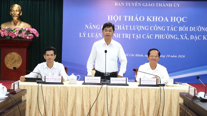Các đồng chí chủ trì hội thảo “Nâng cao chất lượng công tác bồi dưỡng lý luận chính trị tại các phường, xã, đặc khu” trên địa bàn TPHCM.