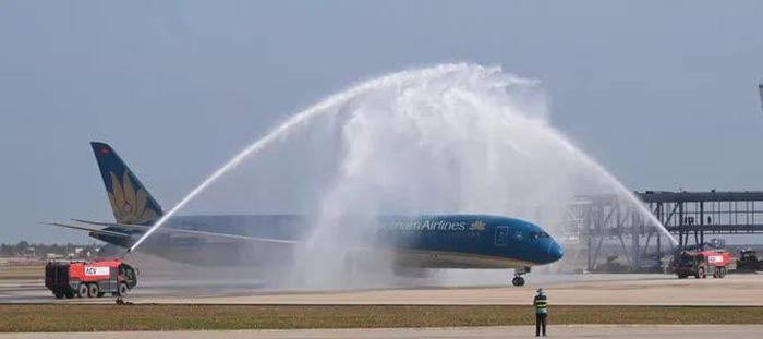  Nghi thức chào mừng chuyến bay chính thức hạ cánh xuống Cảng hàng không quốc tế Long Thành ngày 19-12-2025. ﻿Ảnh: XUÂN TRUNG 