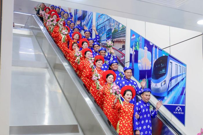  Các cặp đôi di chuyển vào nhà ga metro 
