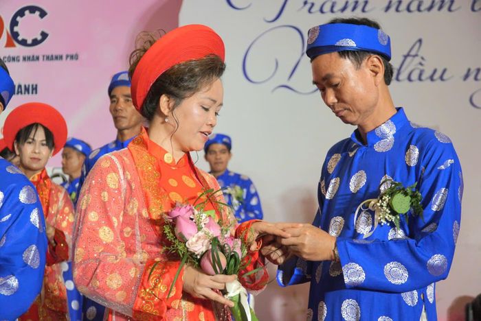  Một cặp đôi tham gia lễ cưới 