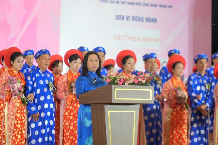 Đồng chí Thái Thu Xương phát biểu tại lễ cưới. Ảnh: NGUYỄN THẢO 
