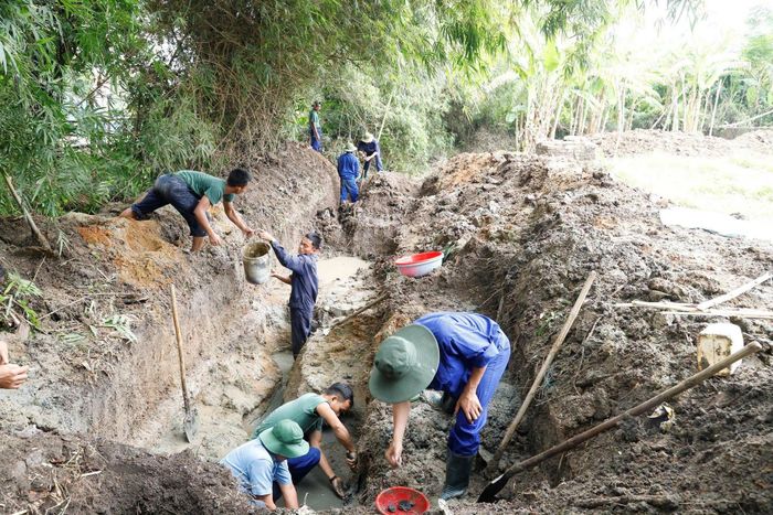 Lực lượng tìm kiếm đang nỗ lực tìm kiếm manh mối, di vật và hài cốt liệt sĩ. Ảnh: XUÂN HUYÊN