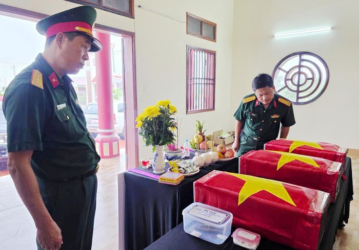 Lực lượng chức năng lập bàn thờ tưởng niệm các Anh hùng liệt sĩ. Ảnh: XUÂN HUYÊN