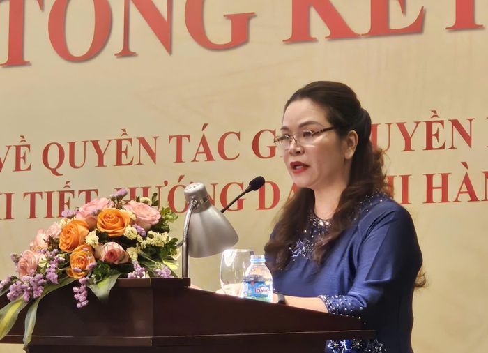 Phó Cục trưởng Cục Công nghiệp văn hóa và bản quyền tác giả Phạm Thị Kim Oanh báo cáo tại hội nghị. Ảnh: TRƯỜNG XUÂN
